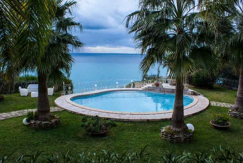 Caposperone Resort Palmi Exterior photo